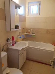 apartamente de inchiriat nemobilate zona far