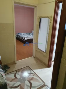 hol intrare apartament semidecomandat de inchiriat