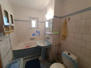 baie cu fereastra in apartament cu 2 camere de vanzare in constanta