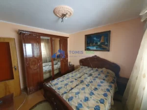 dormitor cu pat matrimonial si sifonier cu oglinda in apartament cu 2 camere de vanzare cu 2 balcoane